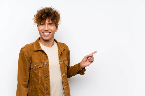 Jovem Homem Afro Americano Sobre Isolado Parede Branca Apontando Dedo — Fotografia de Stock