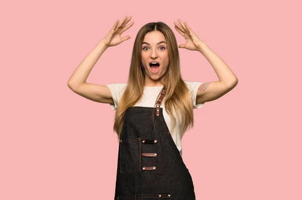 Young Woman Apron Surprise Shocked Facial Expression Isolated Pink Background — 스톡 사진