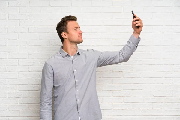 Loira Homem Sobre Branco Tijolo Parede Fazendo Selfie — Fotografia de Stock