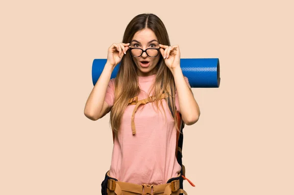 Ung Backpacker Kvinna Med Glasögon Och Förvånad Över Isolerad Gul — Stockfoto