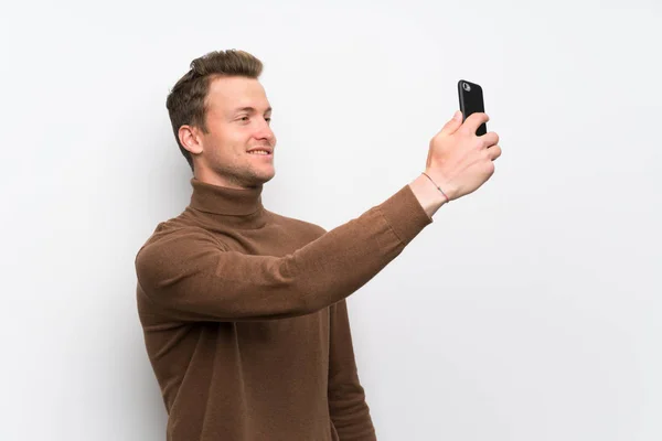 Hombre Rubio Sobre Pared Blanca Aislada Haciendo Una Selfie —  Fotos de Stock