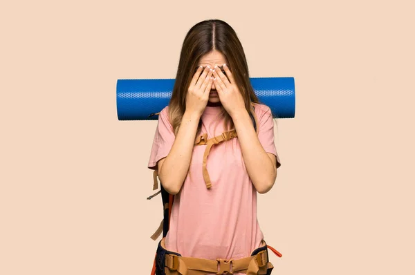 Νεαρή Γυναίκα Backpacker Κουρασμένη Και Άρρωστη Έκφραση Απομονωμένο Κίτρινο Φόντο — Φωτογραφία Αρχείου