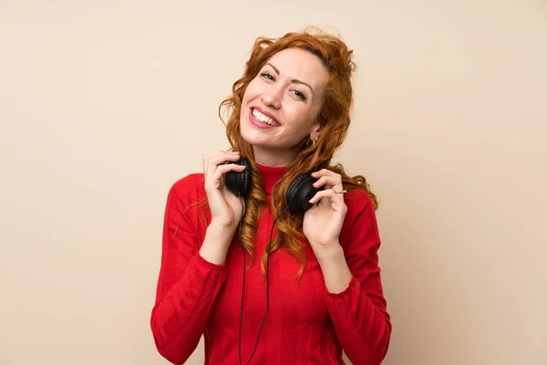 Mujer Pelirroja Con Suéter Cuello Alto Escuchando Música Con Auriculares —  Fotos de Stock