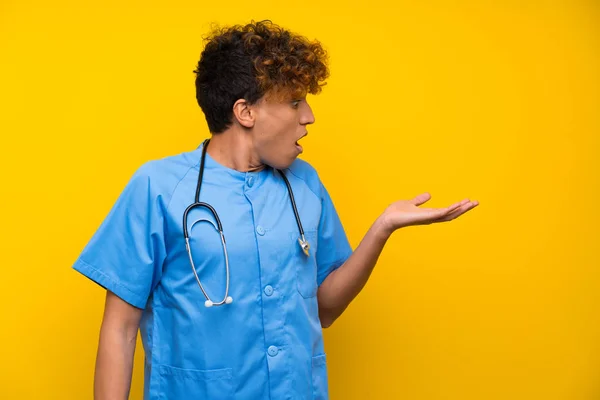 Medico Chirurgo Afro Americano Che Tiene Copyspace Immaginario Sul Palmo — Foto Stock