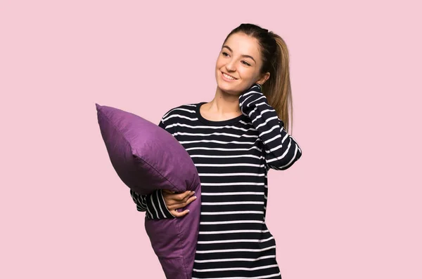 Pretty Kvinna Pyjamas Tänkande Idé Medan Skrapa Huvudet Isolerade Rosa — Stockfoto