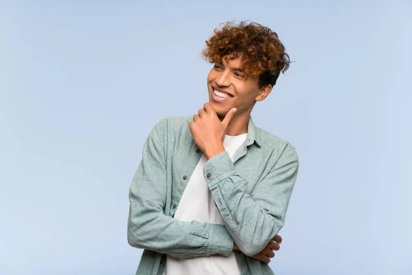 Ung Afrikansk Amerikansk Man Över Isolerad Blå Vägg Tittar Sidan — Stockfoto
