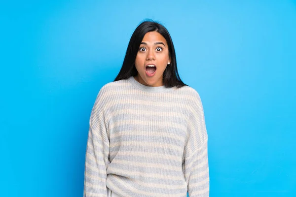 Junge Kolumbianische Mädchen Mit Pullover Mit Überraschung Und Schockiertem Gesichtsausdruck — Stockfoto