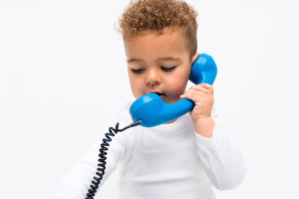 Miúdo Sobre Isolado Fundo Branco Falando Com Vintage Telefone — Fotografia de Stock