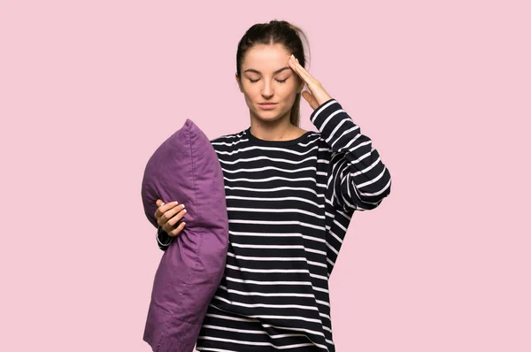 Mujer Bonita Pijama Infeliz Frustrada Con Algo Sobre Fondo Rosa —  Fotos de Stock