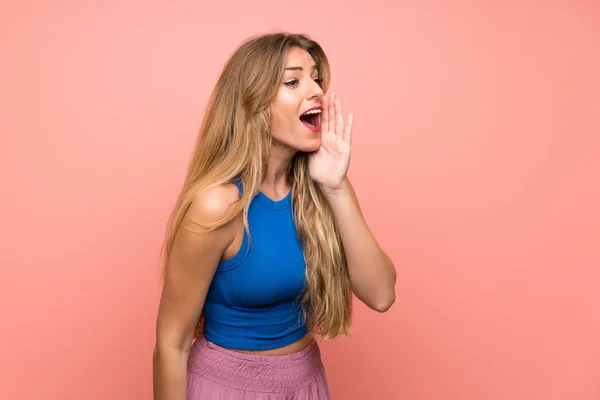 Joven Rubia Sobre Fondo Rosa Aislado Gritando Con Boca Abierta —  Fotos de Stock