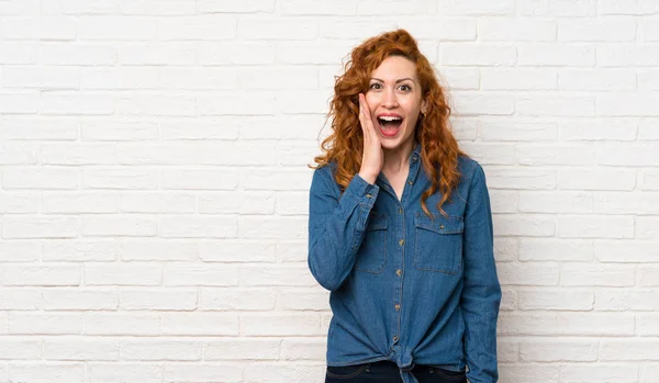 Redheadová Žena Překvapením Šokovaným Výrazem Bílé Cihlové Zdi — Stock fotografie