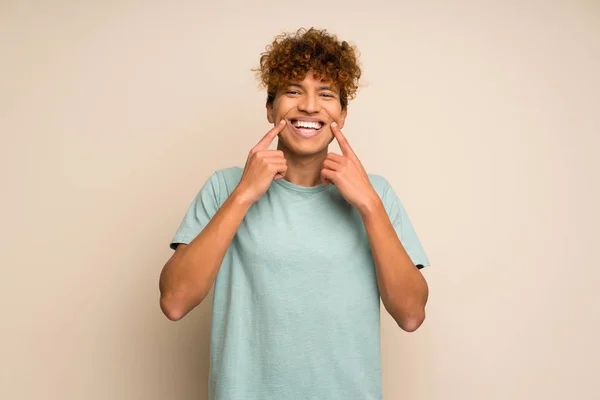 Africano Americano Com Camisa Verde Sorrindo Com Uma Expressão Feliz — Fotografia de Stock