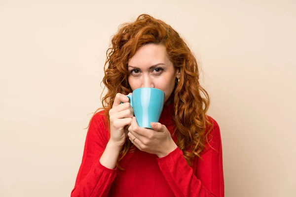 Mulher Ruiva Com Camisola Gola Alta Segurando Xícara Quente Café — Fotografia de Stock