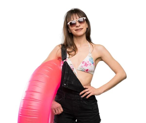 Mujer Joven Bikini Posando Con Los Brazos Cadera Sonriendo Sobre — Foto de Stock
