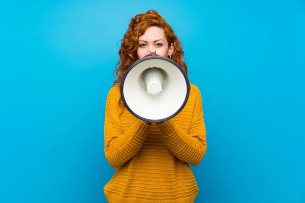 Roodharige Vrouw Met Gele Trui Schreeuwen Door Een Megafone — Stockfoto