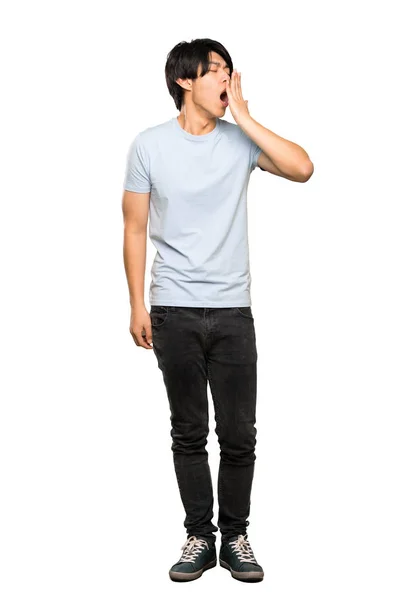 青いシャツのあくびをして 孤立した白い背景を手で広く開いている口を覆うアジア人男性のフルレングスショット — ストック写真
