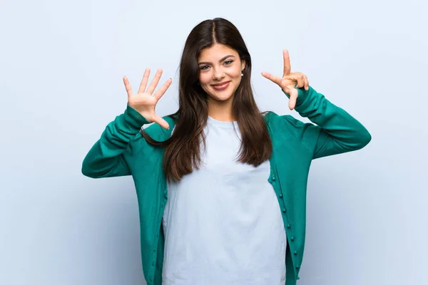 Teenager Mädchen Über Blaue Wand Die Mit Fingern Acht Zählt — Stockfoto