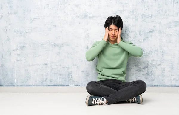 Asiático Hombre Sentado Suelo Con Dolor Cabeza —  Fotos de Stock