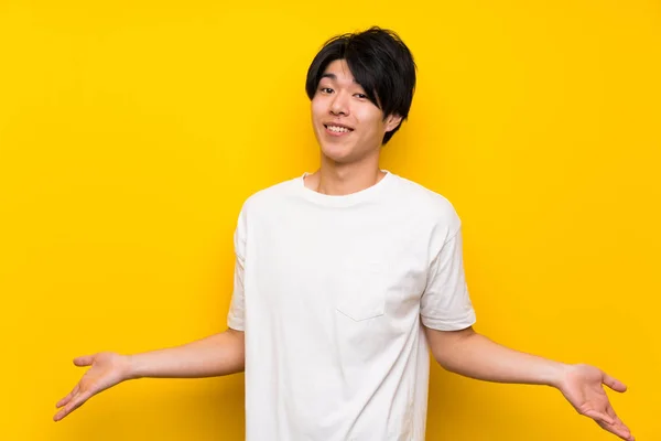 Asiático Hombre Sobre Aislado Amarillo Pared Sonriendo — Foto de Stock