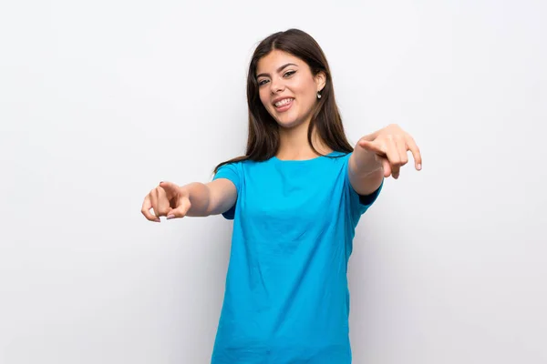 Teenager Mädchen Mit Blauem Hemd Zeigt Lächelnd Mit Dem Finger — Stockfoto