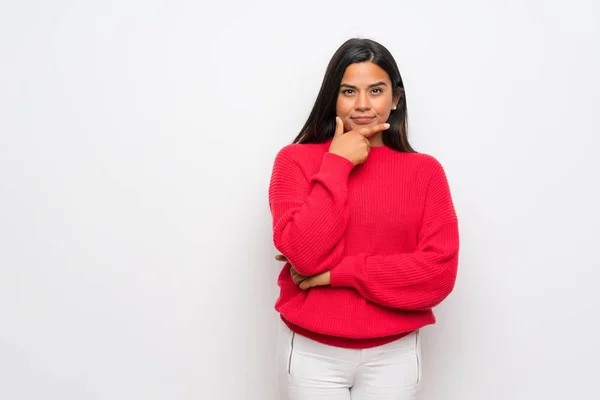 Jong Colombiaans Meisje Met Rood Trui Denken — Stockfoto