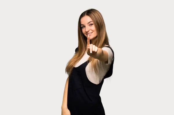 Jovem Mulher Bonita Mostrando Levantando Dedo Fundo Cinza Isolado — Fotografia de Stock