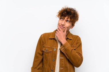 Izole beyaz duvar üzerinde genç afro-Amerikan adam bir fikir düşünme