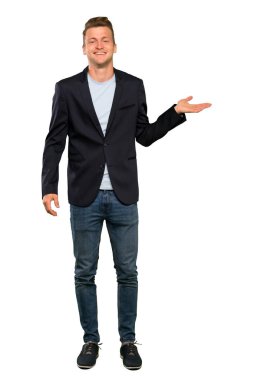 Sarışın yakışıklı adam bir reklam eklemek için avuç üzerinde copyspace hayali tutan