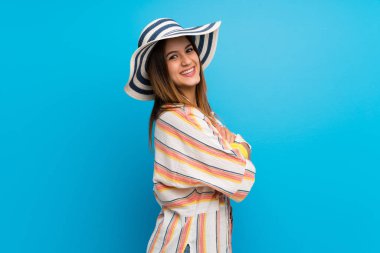 Yaz tatilinde kolları bağlı ve mutlu bikinili genç bir kadın.