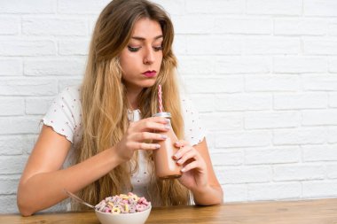 Genç sarışın kadın mısır gevreğiyle