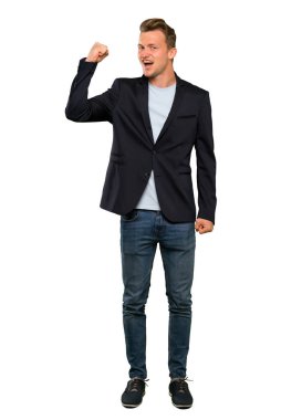 Sarışın yakışıklı adam güçlü jest yapıyor