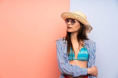 Bikini gülüyor içinde genç kadın