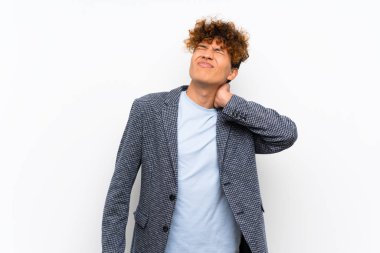 Boyunağrısı ile izole beyaz duvar üzerinde Moda afro-amerikan adam