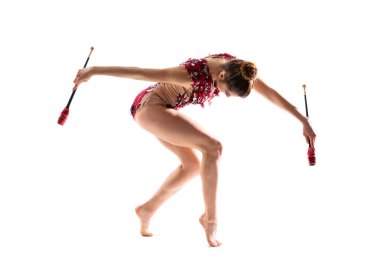 Kız topuz ile ritmik jimnastik yapıyor