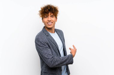 Izole beyaz duvar üzerinde Moda afro-Amerikan adam geri işaret
