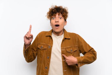 Sürpriz yüz ifadesi ile izole beyaz duvar üzerinde genç afro-amerikan adam