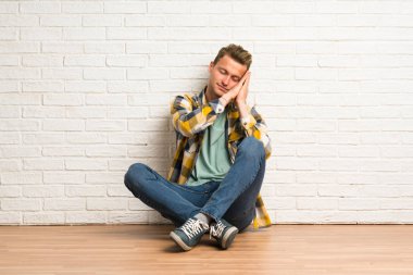 Sarışın adam dorable ifade uyku jestyapma katta oturan