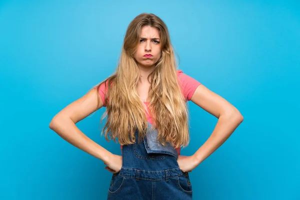 Jovem Mulher Loira Com Macacão Sobre Isolado Parede Azul Com — Fotografia de Stock