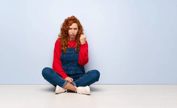 Mulher Ruiva Com Macacão Sentado Chão Com Gesto Raiva — Fotografia de Stock