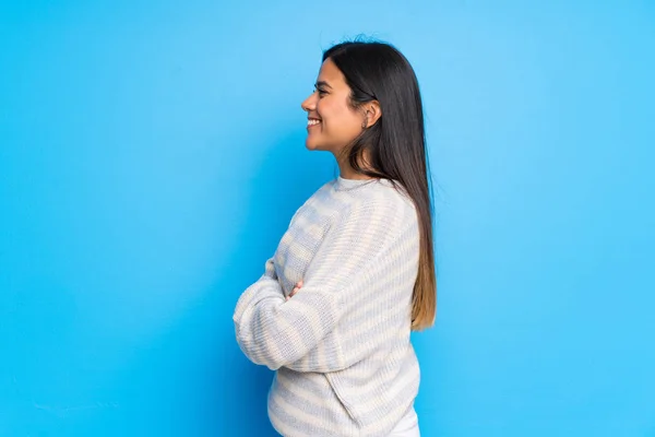 Jong Colombiaans Meisje Met Trui Laterale Positie — Stockfoto