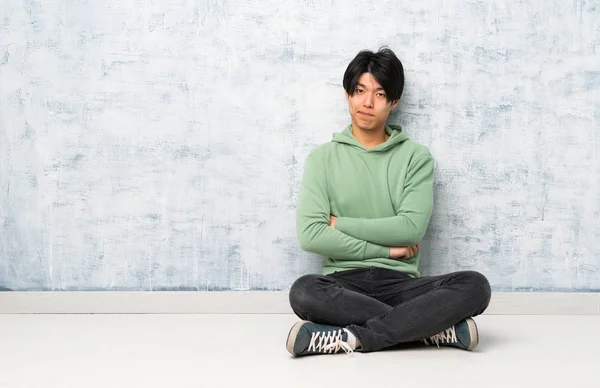 Asiatischer Mann Der Auf Dem Boden Sitzt Ist Aufgebracht — Stockfoto