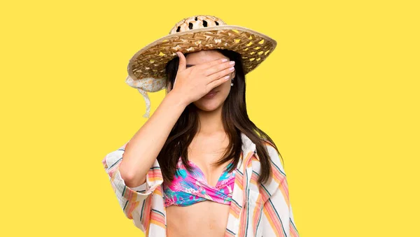 Chica Adolescente Vacaciones Verano Cubriendo Los Ojos Por Las Manos — Foto de Stock