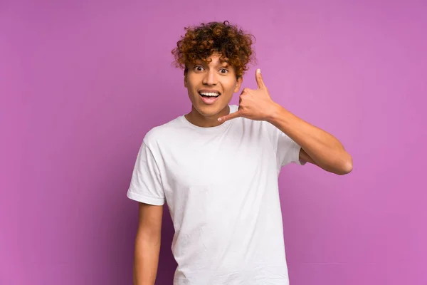 Jovem Afro Americano Sobre Parede Roxa Isolada Fazendo Gesto Telefone — Fotografia de Stock