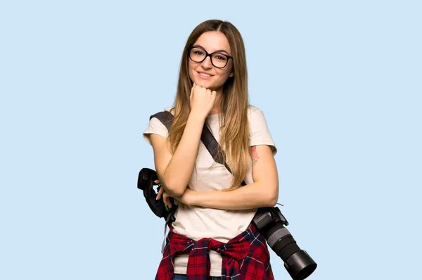 Joven Fotógrafa Con Gafas Sonriendo Sobre Fondo Azul Aislado —  Fotos de Stock