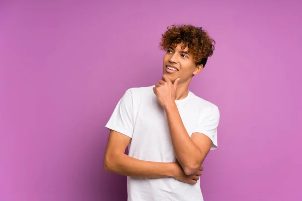Joven Afroamericano Hombre Sobre Aislado Púrpura Pared Mirando Lado — Foto de Stock