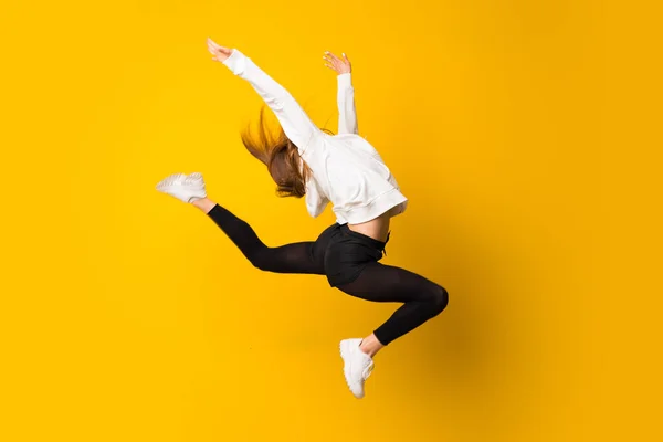 Mujer Joven Saltando Sobre Pared Amarilla Aislada — Foto de Stock