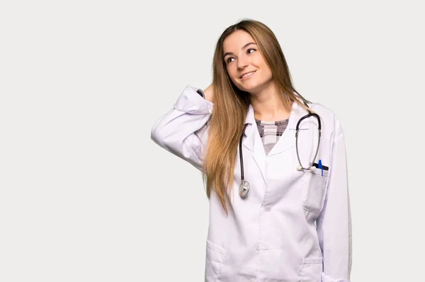 Joven Doctora Pensando Una Idea Mientras Rasca Cabeza Sobre Fondo — Foto de Stock