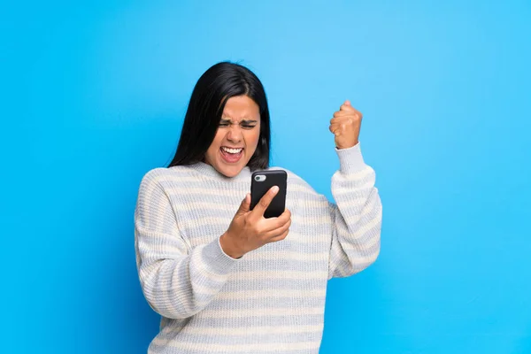 Junge Kolumbianische Mädchen Mit Pullover Feiern Einen Sieg Mit Einem — Stockfoto