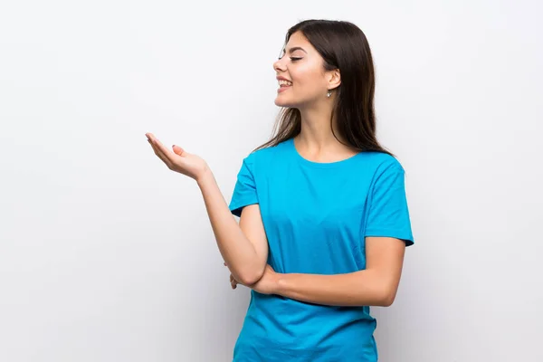 Tiener Meisje Met Blauw Overhemd Strek Handen Naar Zijkant Voor — Stockfoto