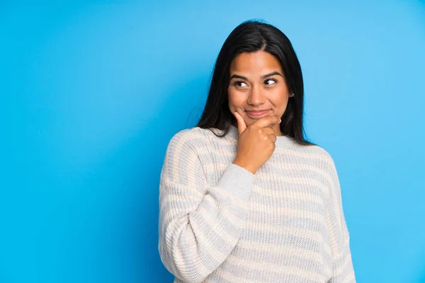 Junge Kolumbianische Mädchen Mit Pullover Denken Eine Idee — Stockfoto